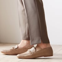 裾にスリットを入れて抜け感をプラス