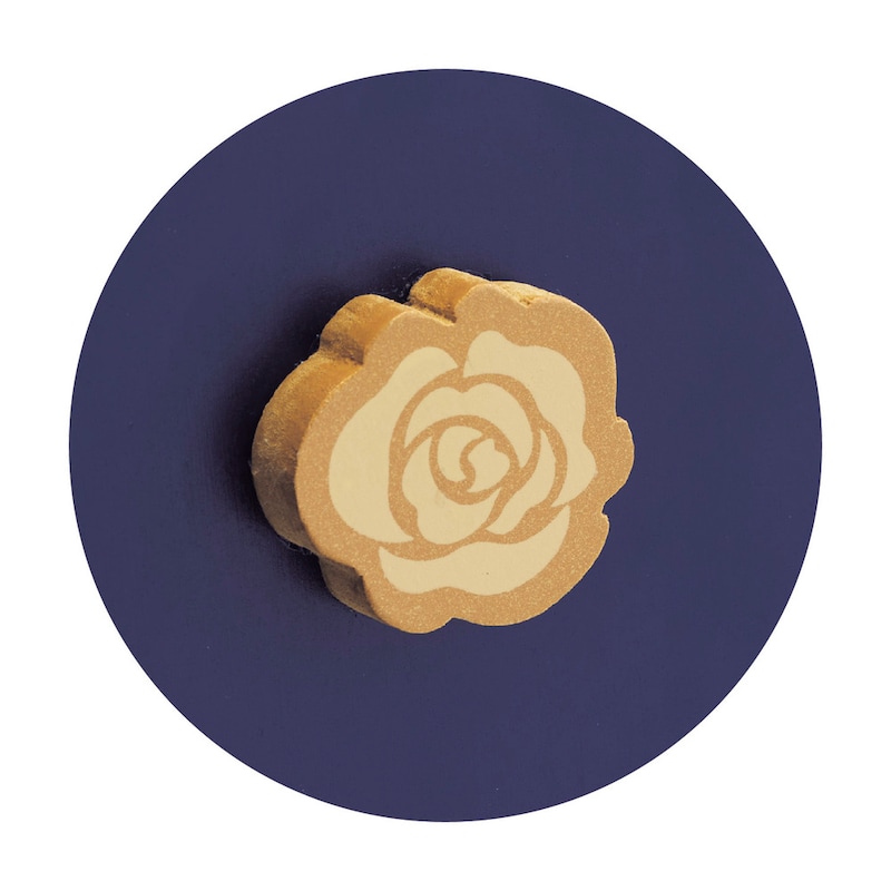 サイドにはバラのモチーフ