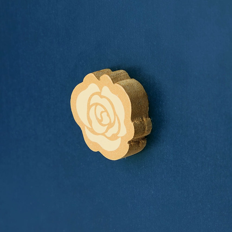 両側面のバラのモチーフもポイント