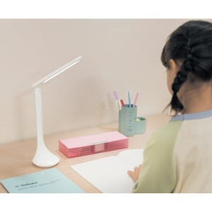 【ベルメゾン】リビング学習にも役立つ 省スペース充電式LEDデスクライト