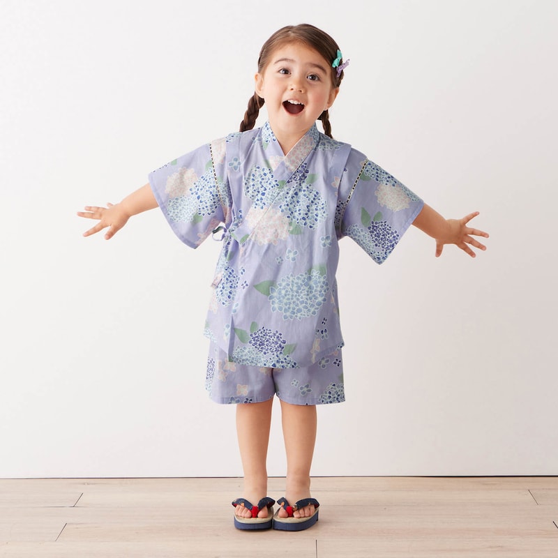 ラベンダー系花柄／モデル身長90.5cm・90～100サイズ着用