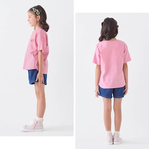 コーラルピンク／モデル身長126cm・130サイズ着用