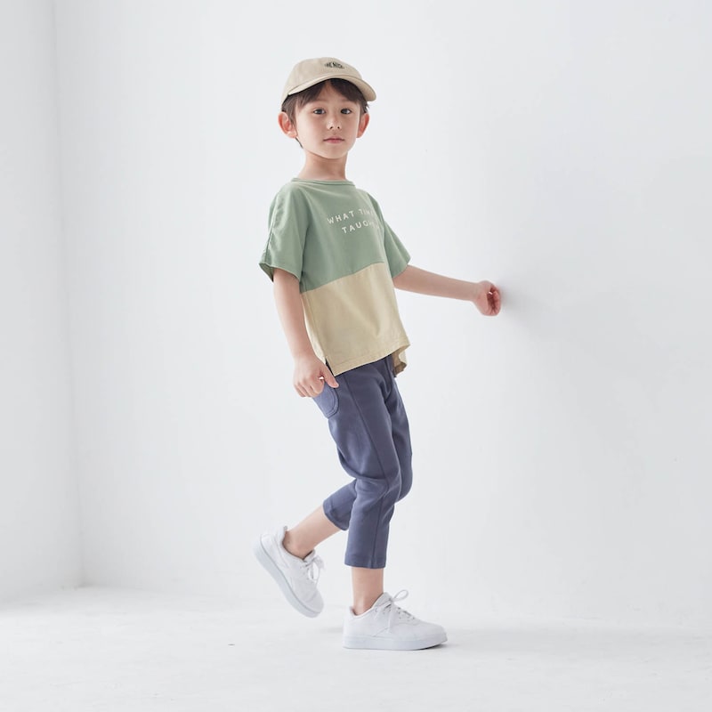 スモーキーグリーン／モデル身長111cm・110サイズ着用