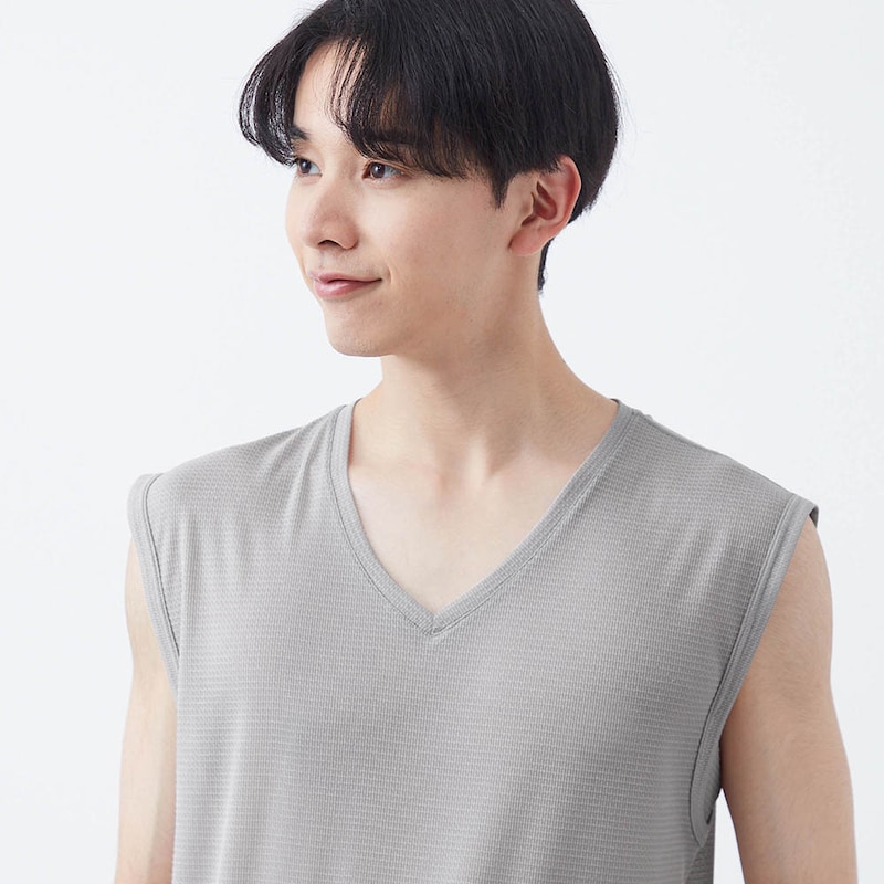 チラ見えしにくい広めのVネック