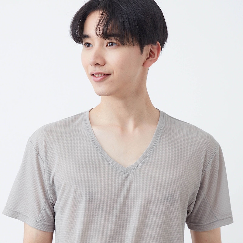 チラ見えしにくい広めのVネック