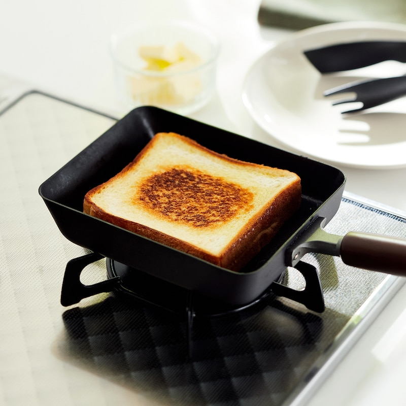 食パンとバターを一緒に焼けば、外はかりっと、中はもちっとした食感を楽しめます
