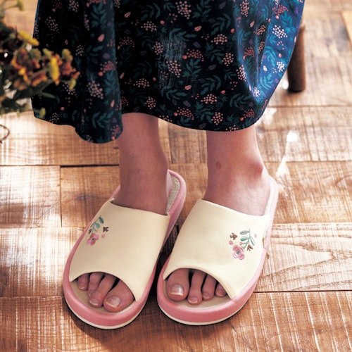 刺繍が可愛いコンフォートスリッパ 「ミニラボ」