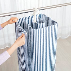 場所を取るシーツを省スペースで干せるユニークなハンガー。セミダブルのシーツまで干せて、バスタオルなら一度に2枚可能。空気が通りやすいので乾きやすく、風で飛びにくいのもポイントです。フック部分をたためば