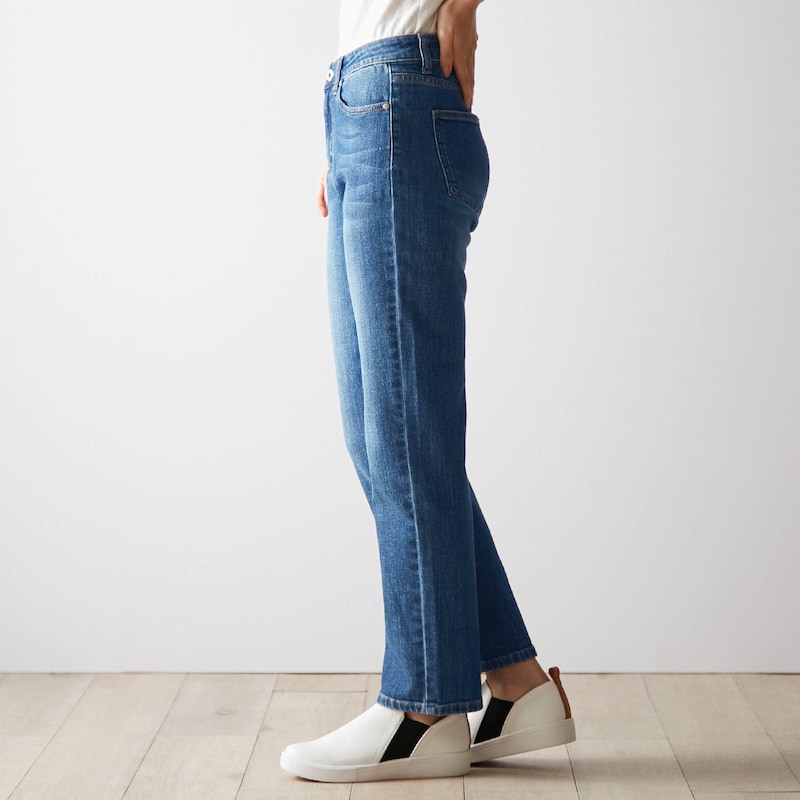 縦のラインをきれいに見せるストレートシルエット
