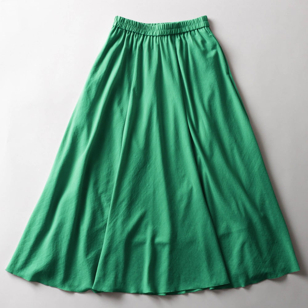 裾にたっぷりボリュームをもたせたシルエット