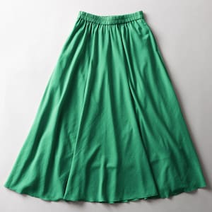 裾にたっぷりボリュームをもたせたシルエット
