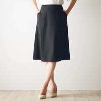 座ってもひざが見えにくい安心の丈感