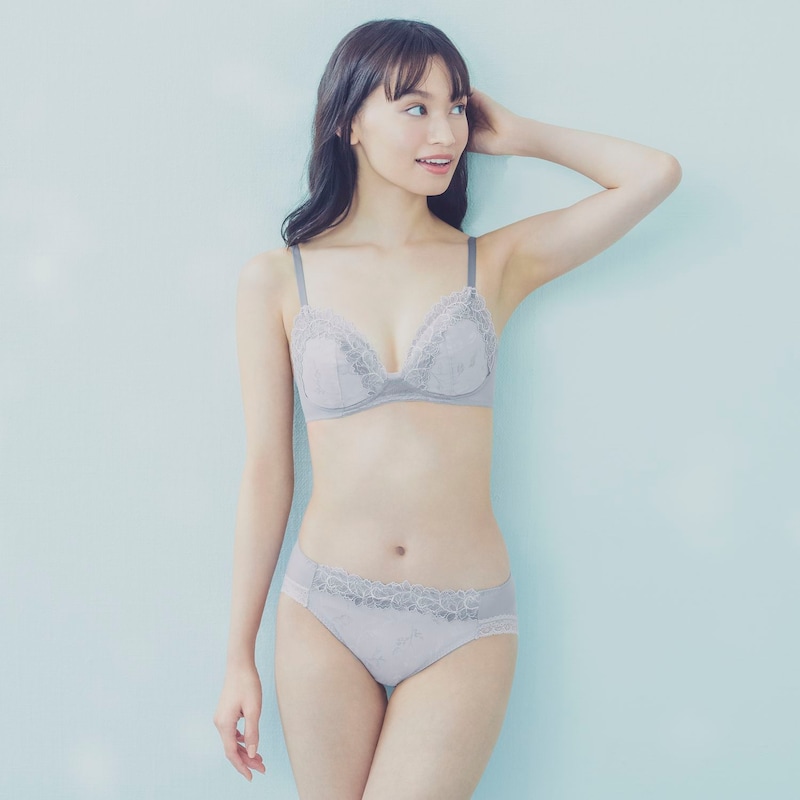 ペアになるショーツとのセット着用例（グレー）
