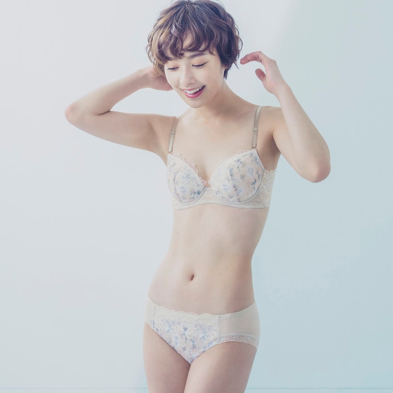 ペアになるショーツとのセット着用例（グレー）
