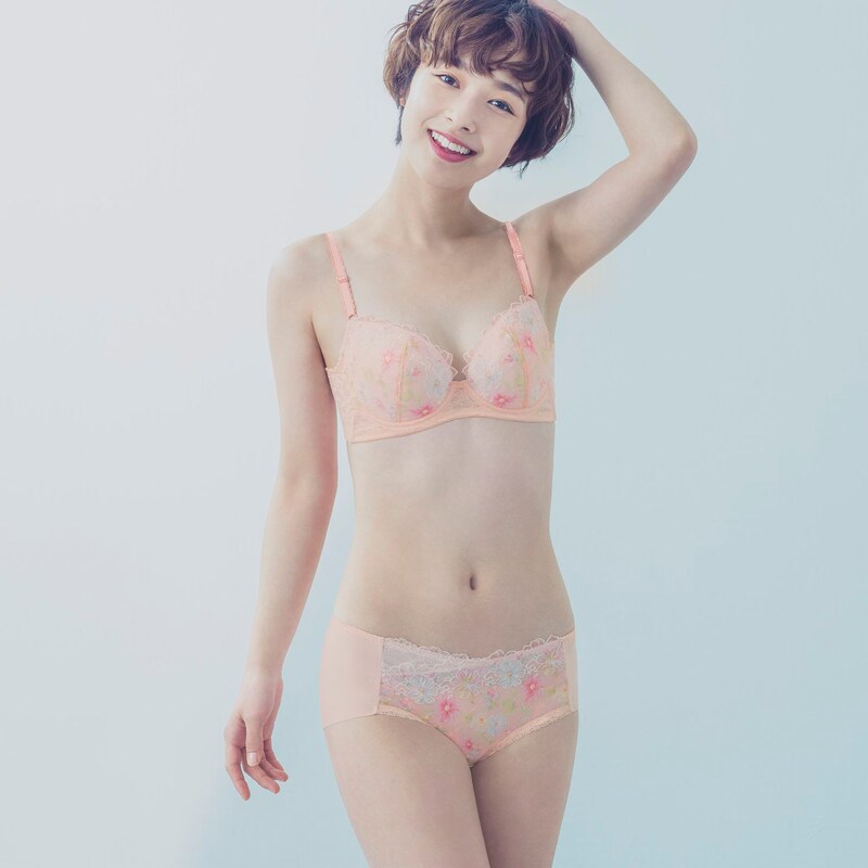 ペアになるショーツとのセット着用例（オレンジ）