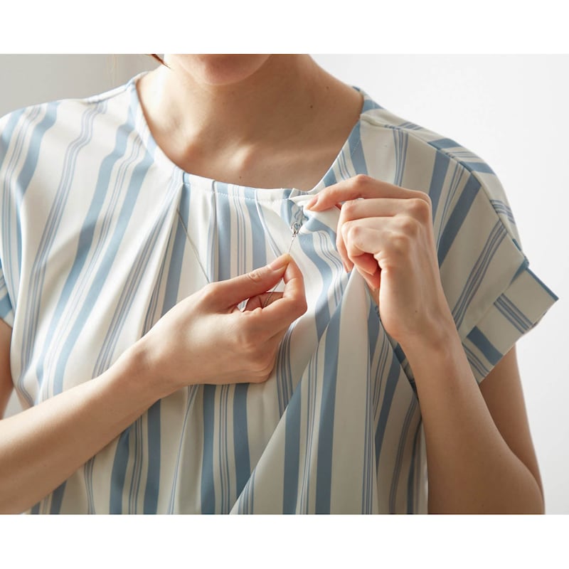 肌にアクセが触れるのが苦手な人にもうれしい、取り外し可能なネックレス風の飾り付き