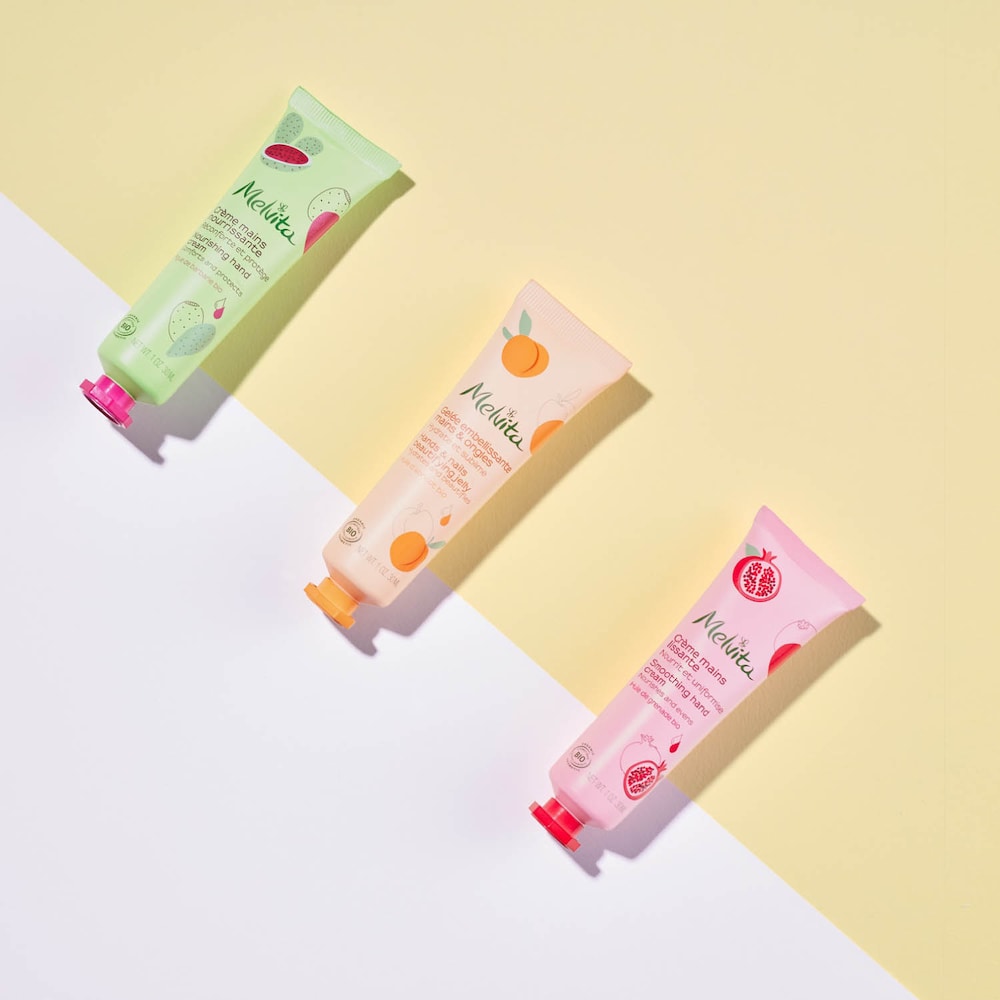 【オーガニックコスメ】乾燥が気になりやすい手肌に、オーガニックフルーツのうるおいをチャージ!フルーツ由来成分(※1、2、3)を配合し、自然の恵みをギュッと詰め込んだハンドクリームです。「アプリコット」