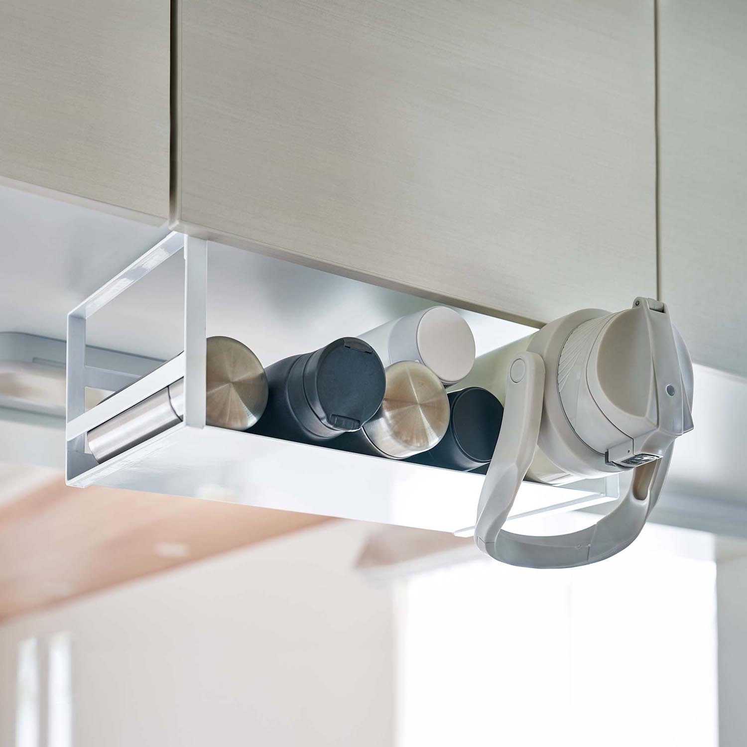 【タワー/tower】戸棚下ワイドジャグボトル収納ラック フック付き