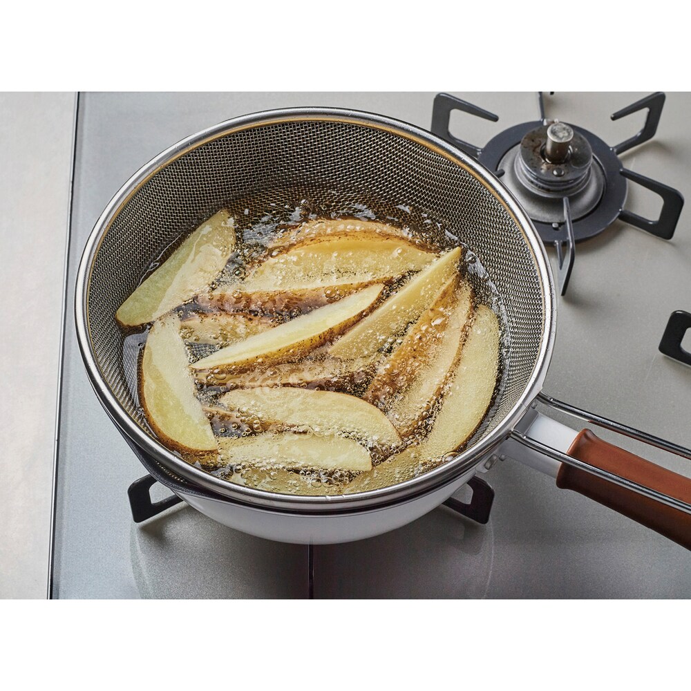 ざるを入れた状態で揚げ物をすれば一気に食材を引き上げられる