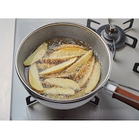 ざるを入れた状態で揚げ物をすれば一気に食材を引き上げられる