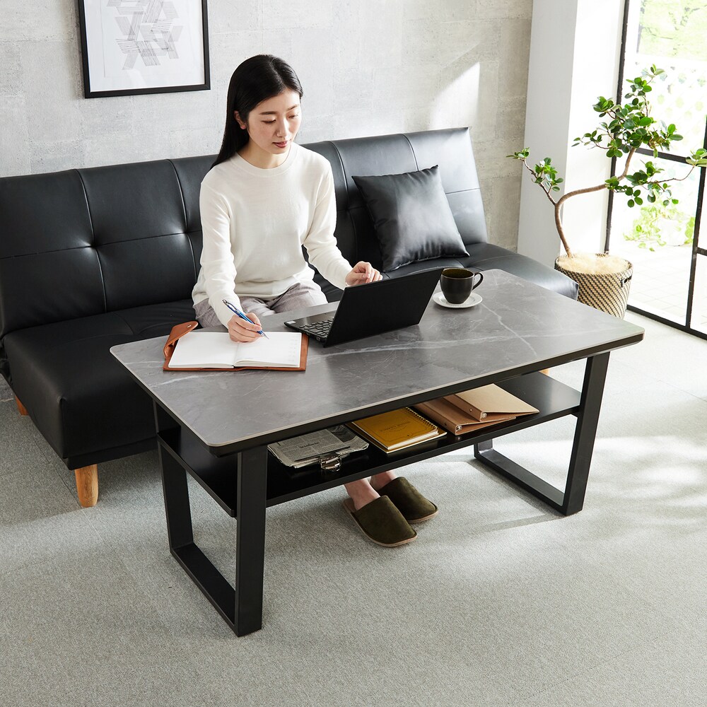 機能性と収納を兼ね備えたローテーブルモダンでクールなセラミック天板を使用大理石調の大人なデザインがお部屋の印象をグッと上げてくれますセラミック素材は摩擦や熱に強いので長く愛用することができます棚付きで