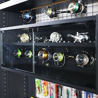 棚板にリールをぶら下げて収納できます。/専用リールキャビネット