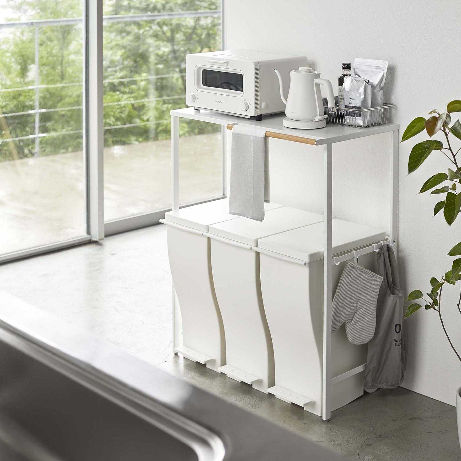 【タワー/tower】伸縮ゴミ箱上ラック 【タワー/tower】伸縮ゴミ箱上ラック