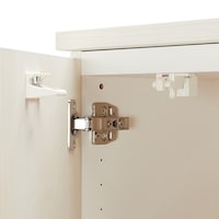 扉は揺れを感じるとロックがかかる耐震ラッチ付き。/ホワイトバーチ