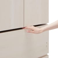 デスク天板は隙間に手を掛けて引出します。/ホワイトバーチ