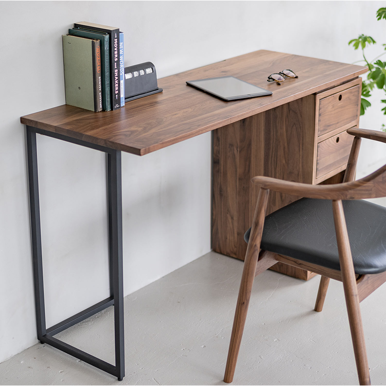 【ノーウェアライクホーム/NOWHERE LIKE HOME】ウォルナット材のチェスト収納付きパソコンデスク