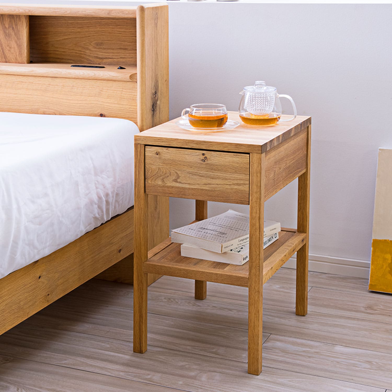 オーク材の収納付きベッドサイドテーブル（サイドテーブル/リビング
