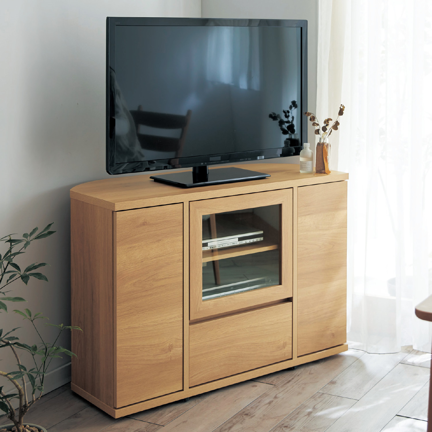 【ベルメゾン】角度調整がしやすい隠しキャスター付きハイテレビ台