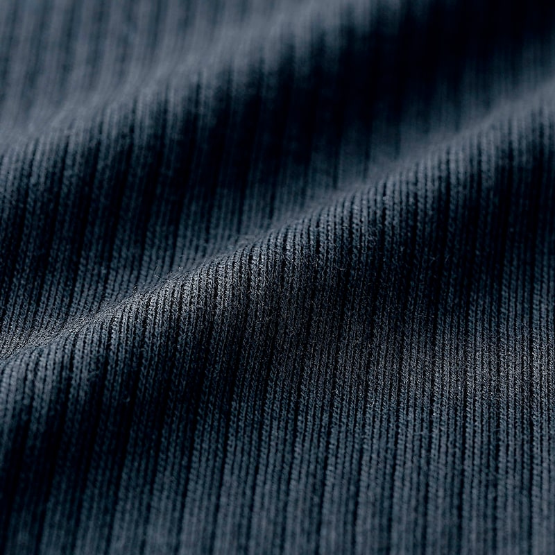 Tシャツやスウェットによく使用されるリブ素材。伸縮性のある素材で動きやすい。