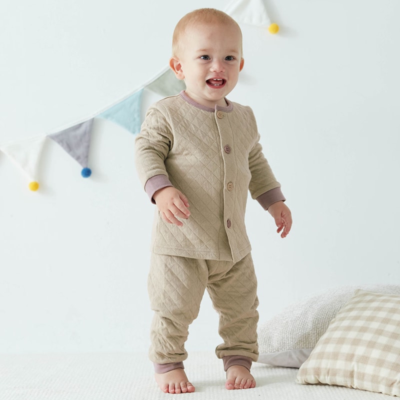 カーキベージュ×チョコレートブラウン/モデル身長77cm・80サイズ着用