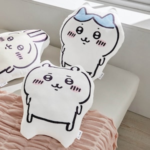 大人気イラストレーター、ナガノによる「ちいかわ」シリーズのダイカットクッションが登場!ちいかわ達があなたのおうちにふわふわ、もちもちの感触に思わずほっこりコンパクトサイズなので使う場所を選びません