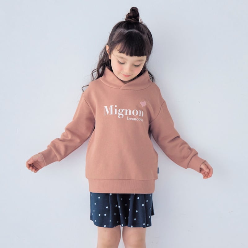 スモーキーピンク（ロゴ）／モデル身長108cm・サイズ110