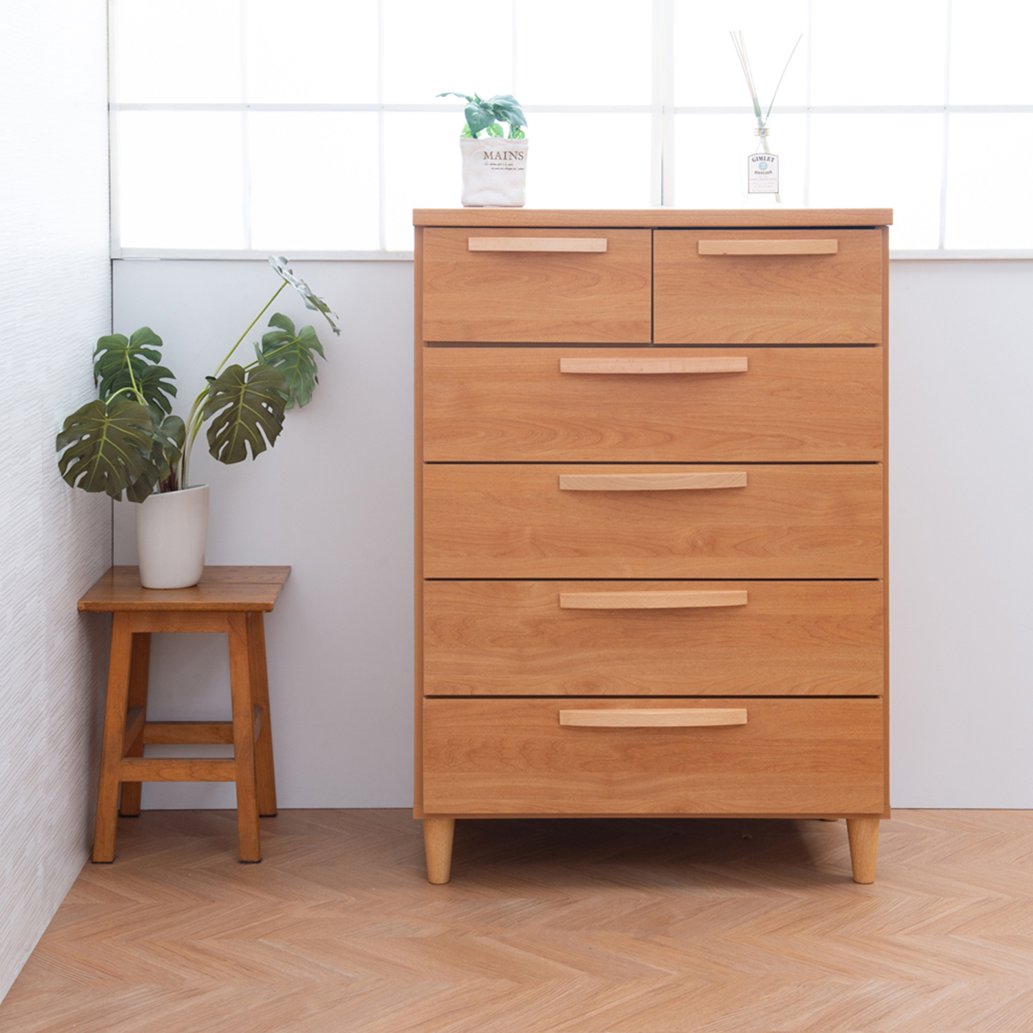 【ベルメゾン】丸みの取っ手が可愛い脚付きチェスト