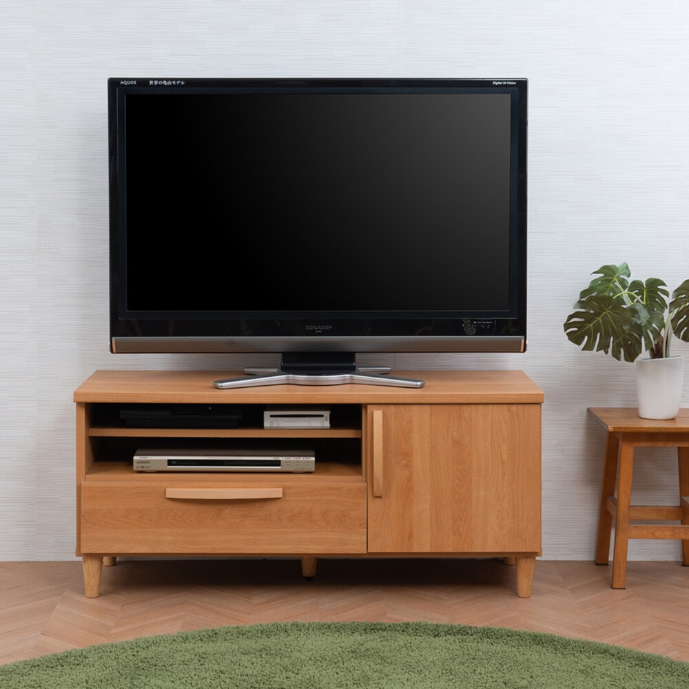天然木の取っ手と脚部がデザインポイントのシリーズ幅110cmのコンパクトサイズのテレビ台引出しと扉の収納でコンパクトながらの充実の収納力脚を取り付けるだけですぐに使える完成品ですナチュラルとダークブラ