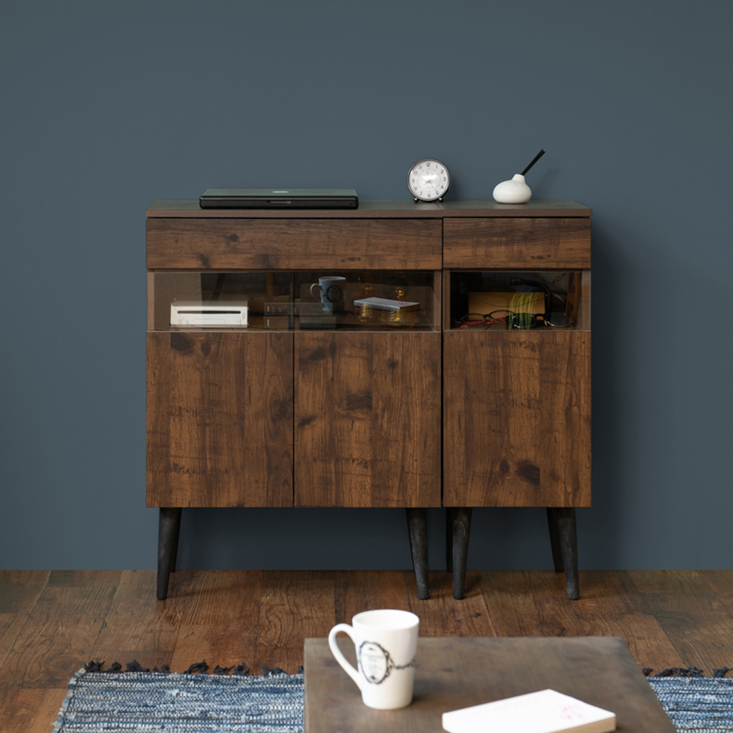 【ベルメゾン】シャビーな木目のガラス窓キャビネット