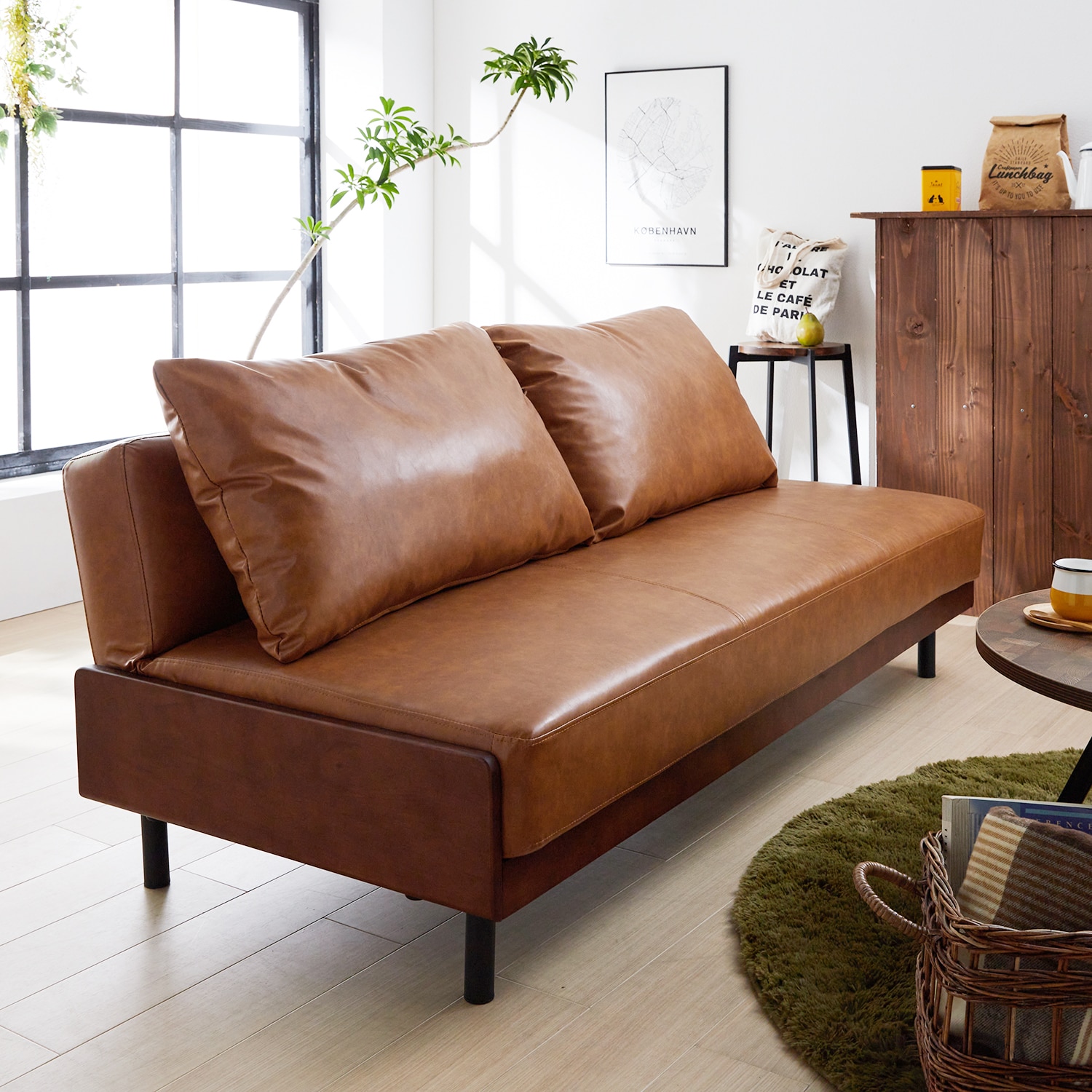 ゆったりくつろげる木フレームデザインのクッション付きソファーベッド 