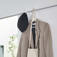 よく使う上着を掛けたり、バッグや帽子を掛けるのにも便利です