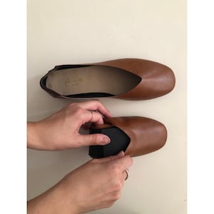 収納方法：曲げたかかと部分をつま先に入れ込む