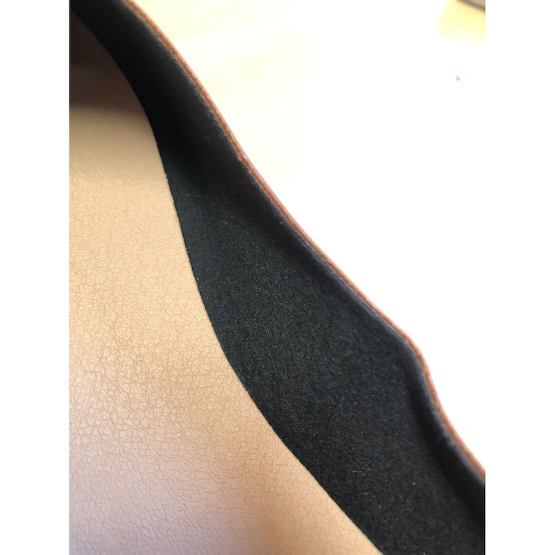 やわらかな合皮素材を使用