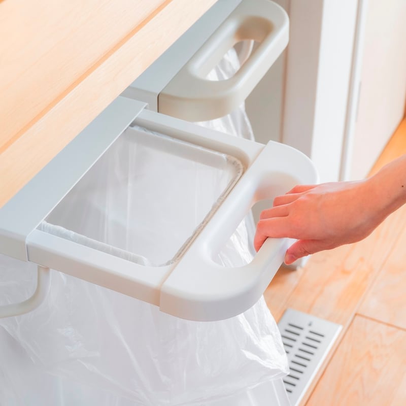 取っ手部を引っ張るだけでごみを捨てられます