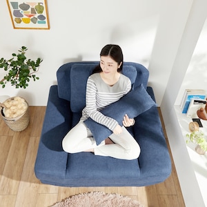 あぐらをかいても余裕な奥サイズ。/ネイビー
※設置場所の奥行をよくご確認ください。