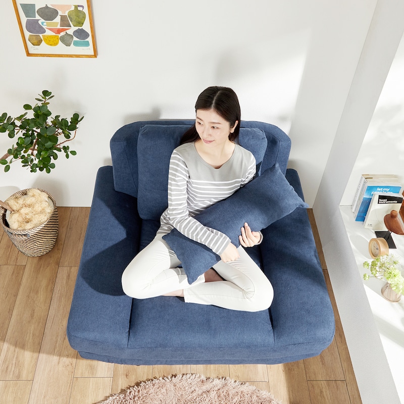 あぐらをかいても余裕な奥サイズ。/ネイビー
※設置場所の奥行をよくご確認ください。