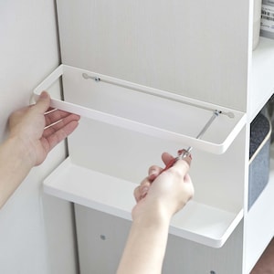 カラーボックスに使われているネジを、そのまま利用して簡単に設置できます