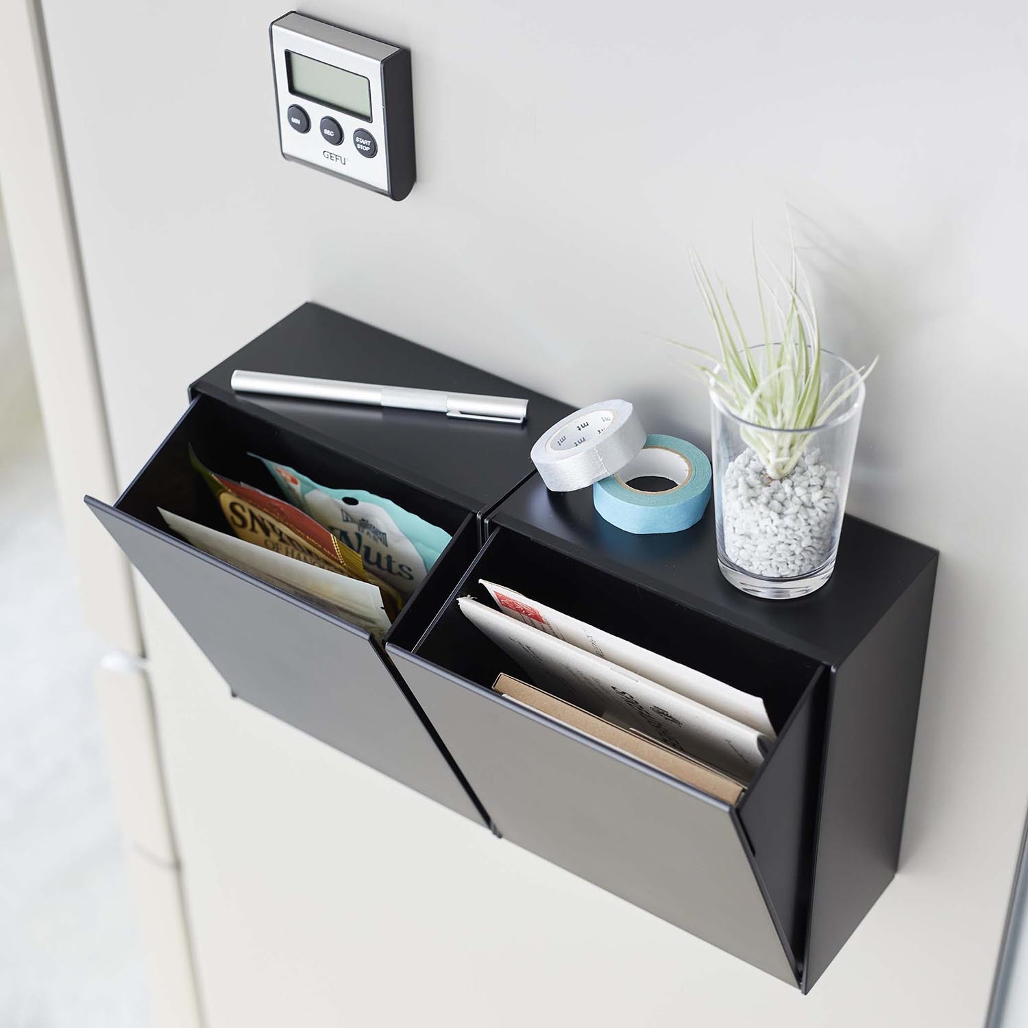 マグネット取り付けできるフラップ式ダストボックス【収納としても