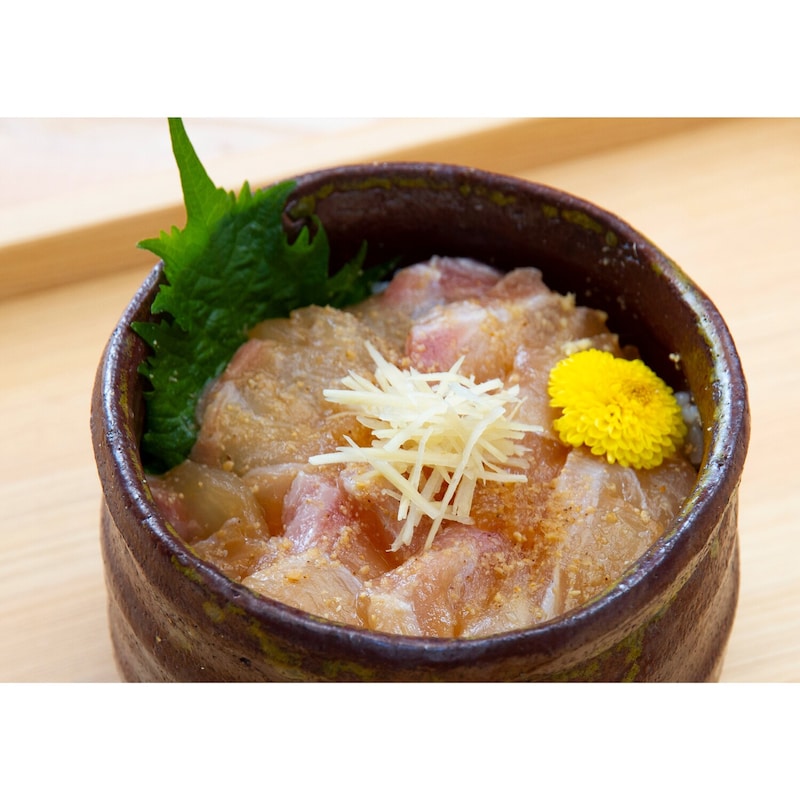 活き締めタイの醤油漬け丼