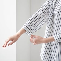 袖口の後ろ部分がゴムシャーリング仕様で袖まくりしやすい